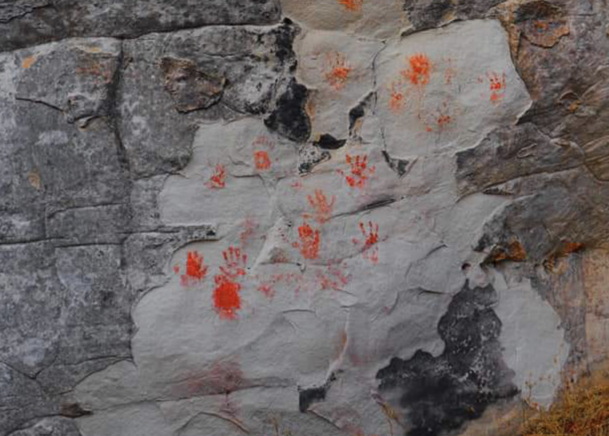 Daños en los abrigos rupestres de Bacinete.