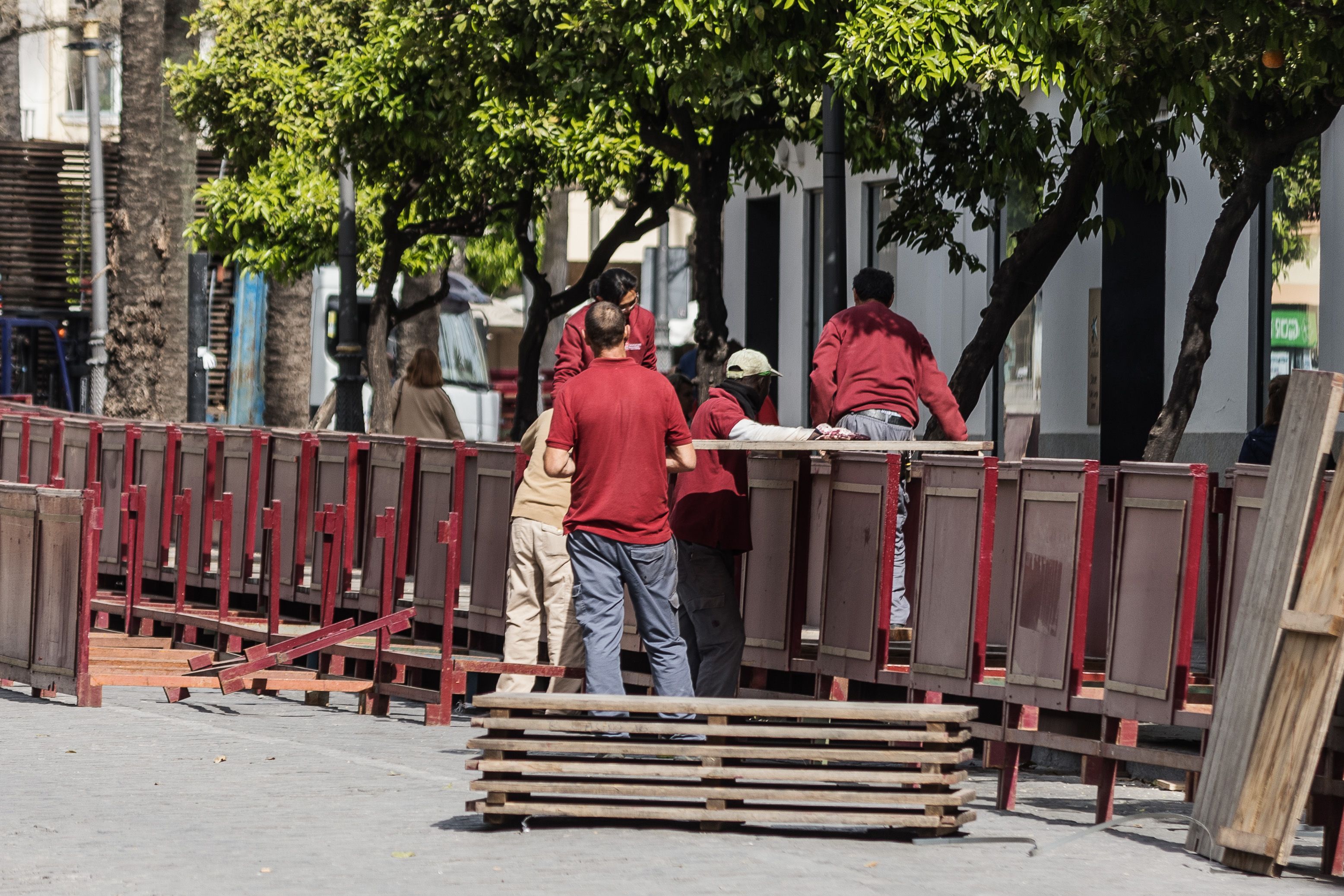 Imagen del pasado año del montaje de palcos en la Rotonda de los Casinos.