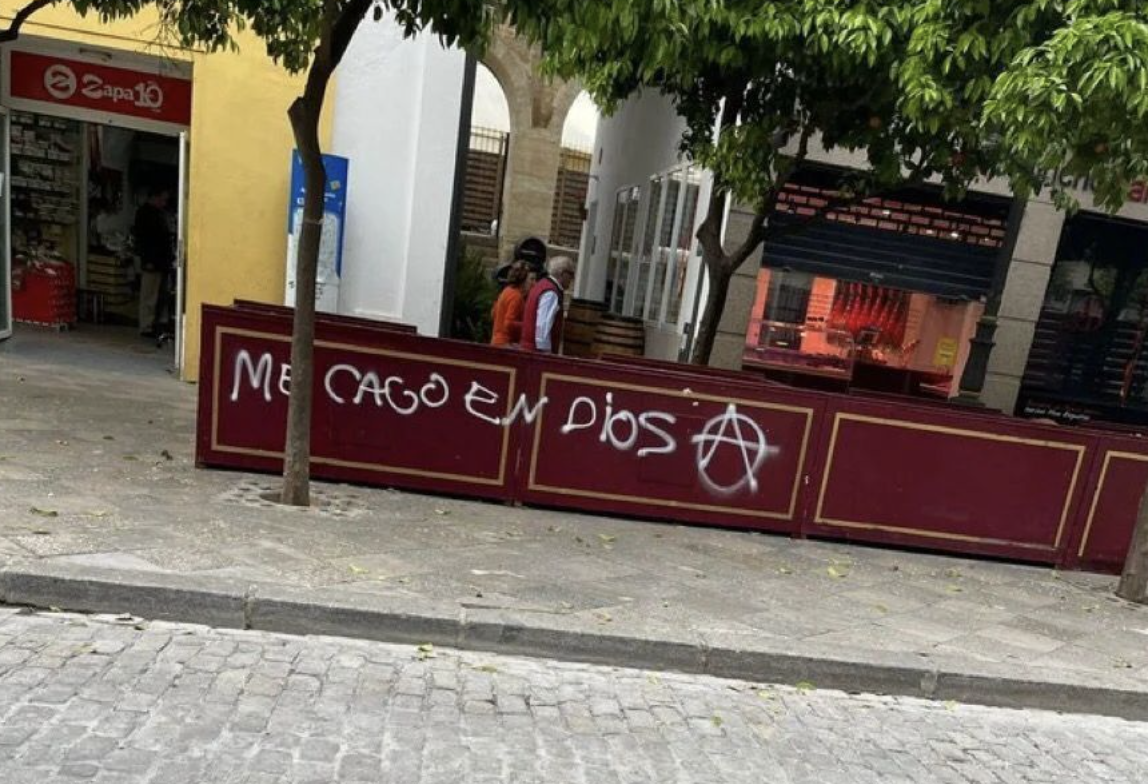 Así ha amanecido un palco de la carrera oficial de Jerez.