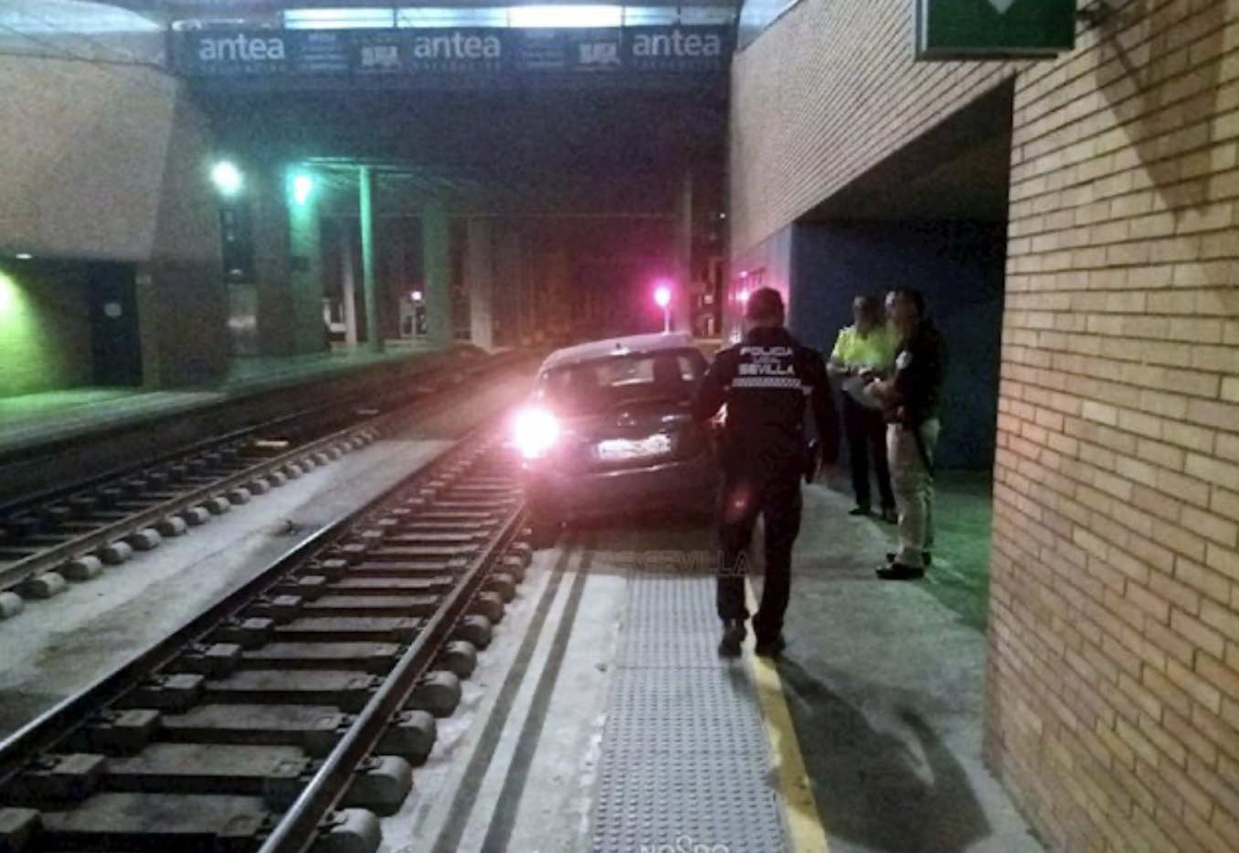 Vehículo en Santa Justa. FOTO: EMERGENCIAS SEVILLA