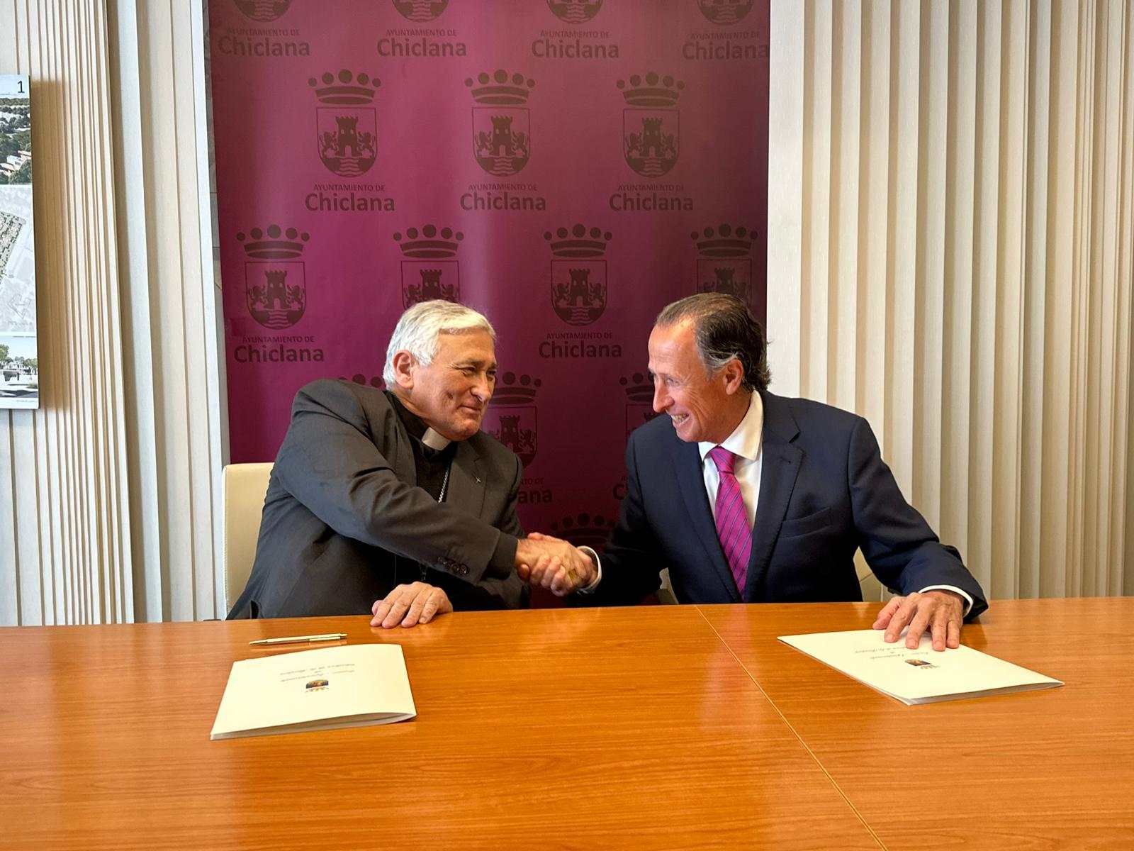 El alcalde y el obispo tras la firma del convenio. 