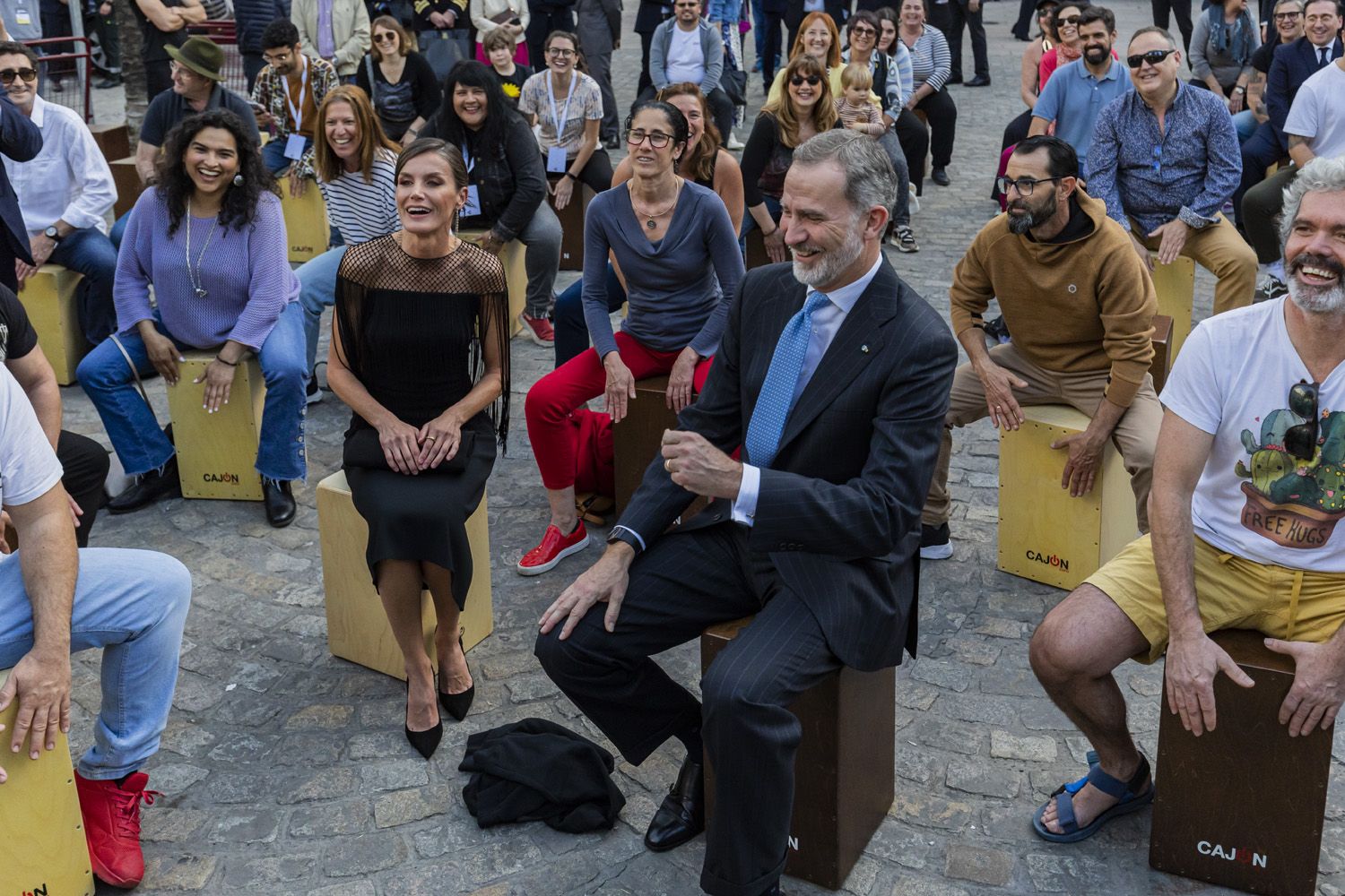 Los Reyes disfrutan en una cajoneada celebrada en la plaza Fragela en Cádiz, en una visita el pasado año por el Congreso Internacional de la Lengua Española.