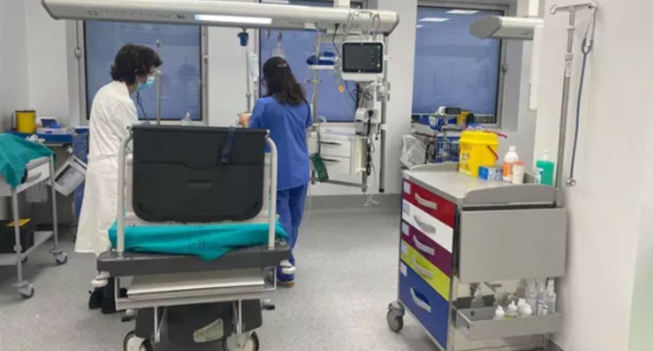 Dos profesionales sanitarios, en el Hospital Materno Infantil de Málaga, donde una bebé ha perdido la vida.