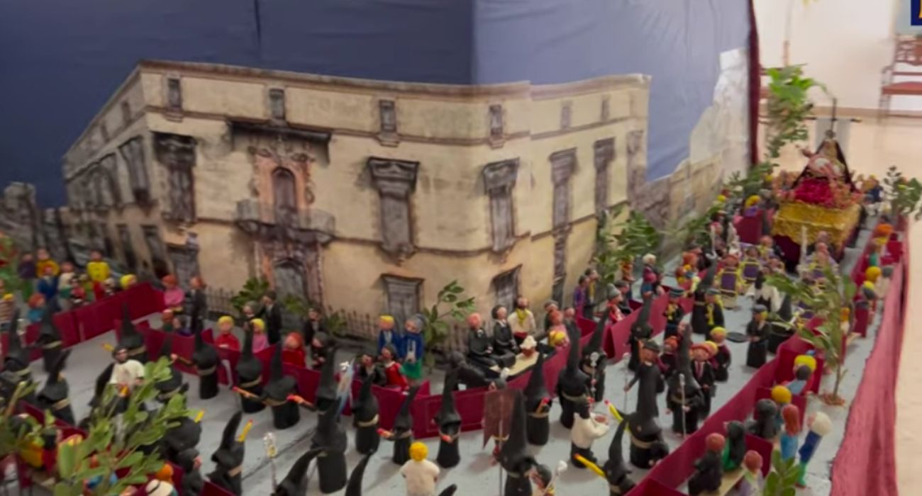 Recreación en plastilina de la hermandad de Las Angustias a su paso por Carrera Oficial.