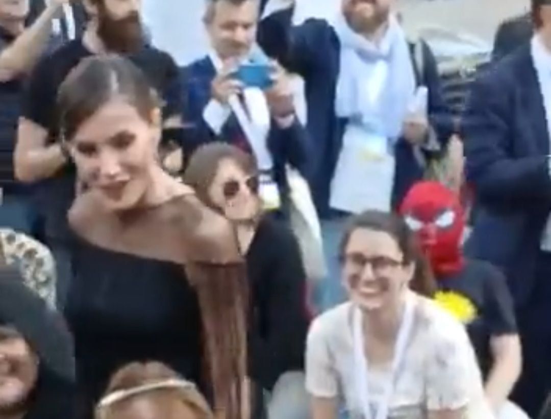 Un niño se coloca la máscara de 'Spiderman' con la llegada de los reyes.