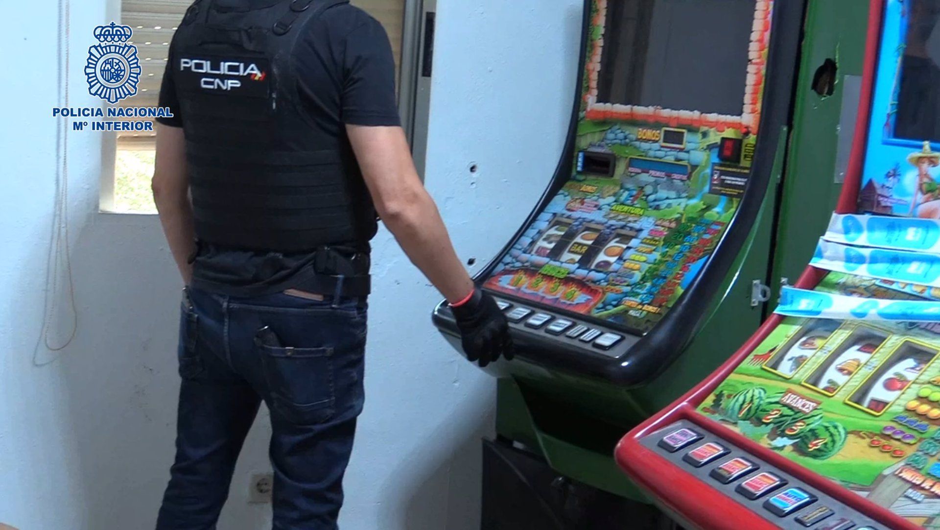 Cocaína rosa, viagra, tragaperras ilegales y amenazas a punta de pistola en un club privado de Sevilla.