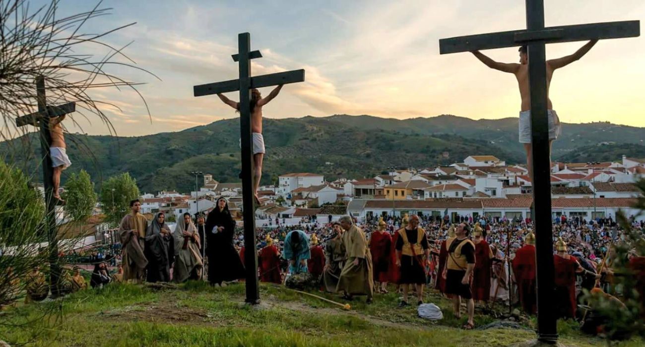 Una imagen de la espectacular representación de la Semana Santa, declarada de Interés Turístico Nacional, en Riogordo.