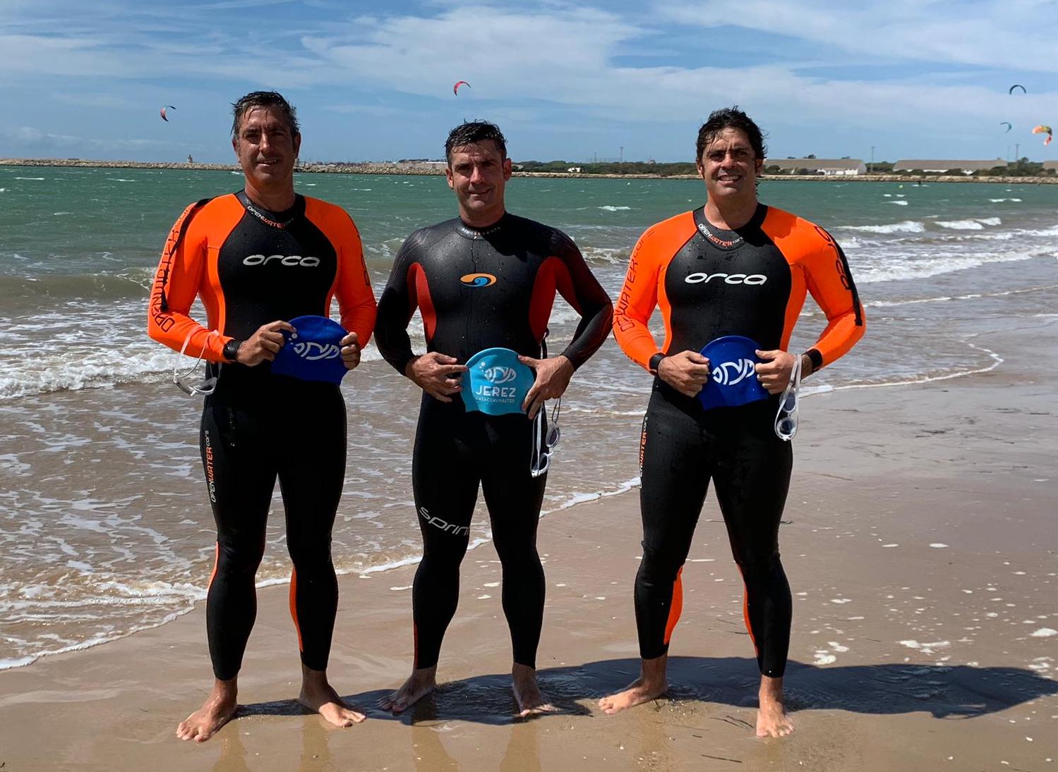 Joaquín, Eduardo y Mariano Gómez Beser, tras un entrenamiento en la playa.
