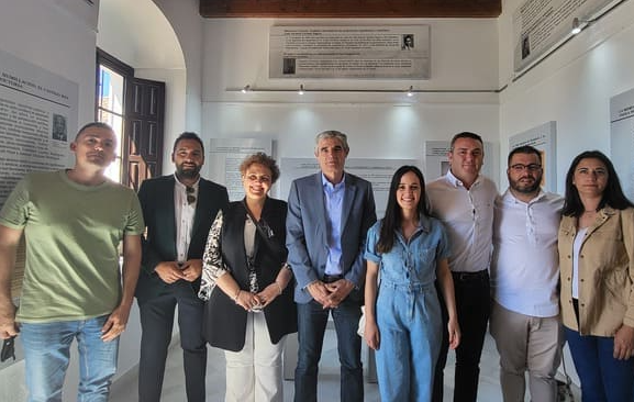 El alcalde de Arcos, Isidoro Gambín, con miembros del gobierno en la Sala de la Memoria.