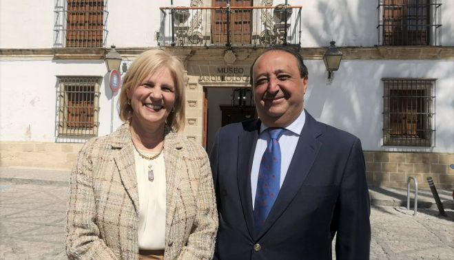 Francisco Zurita junto a la candidata a la Alcaldía por el PP, García Pelayo.