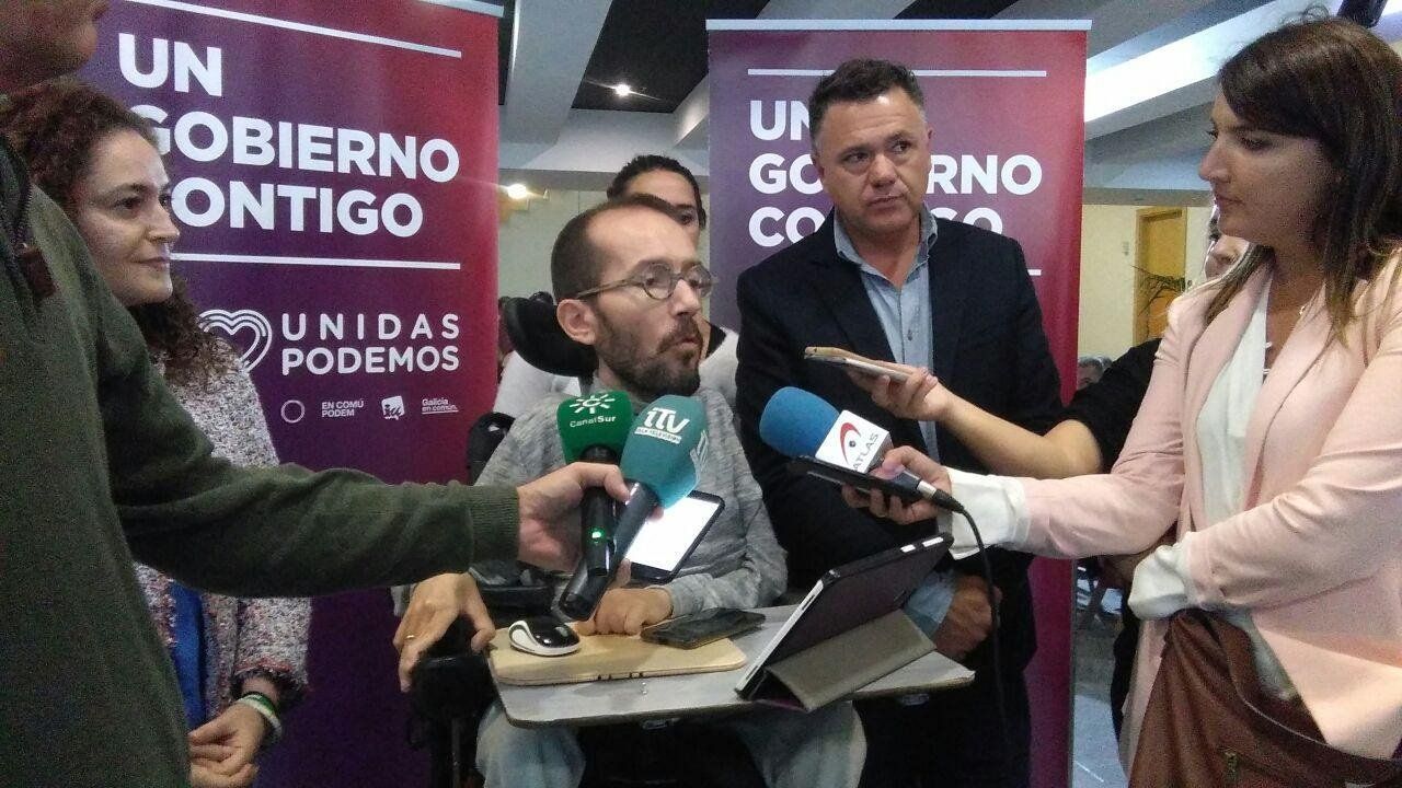 Echenique atiende a los medios en San Fernando.