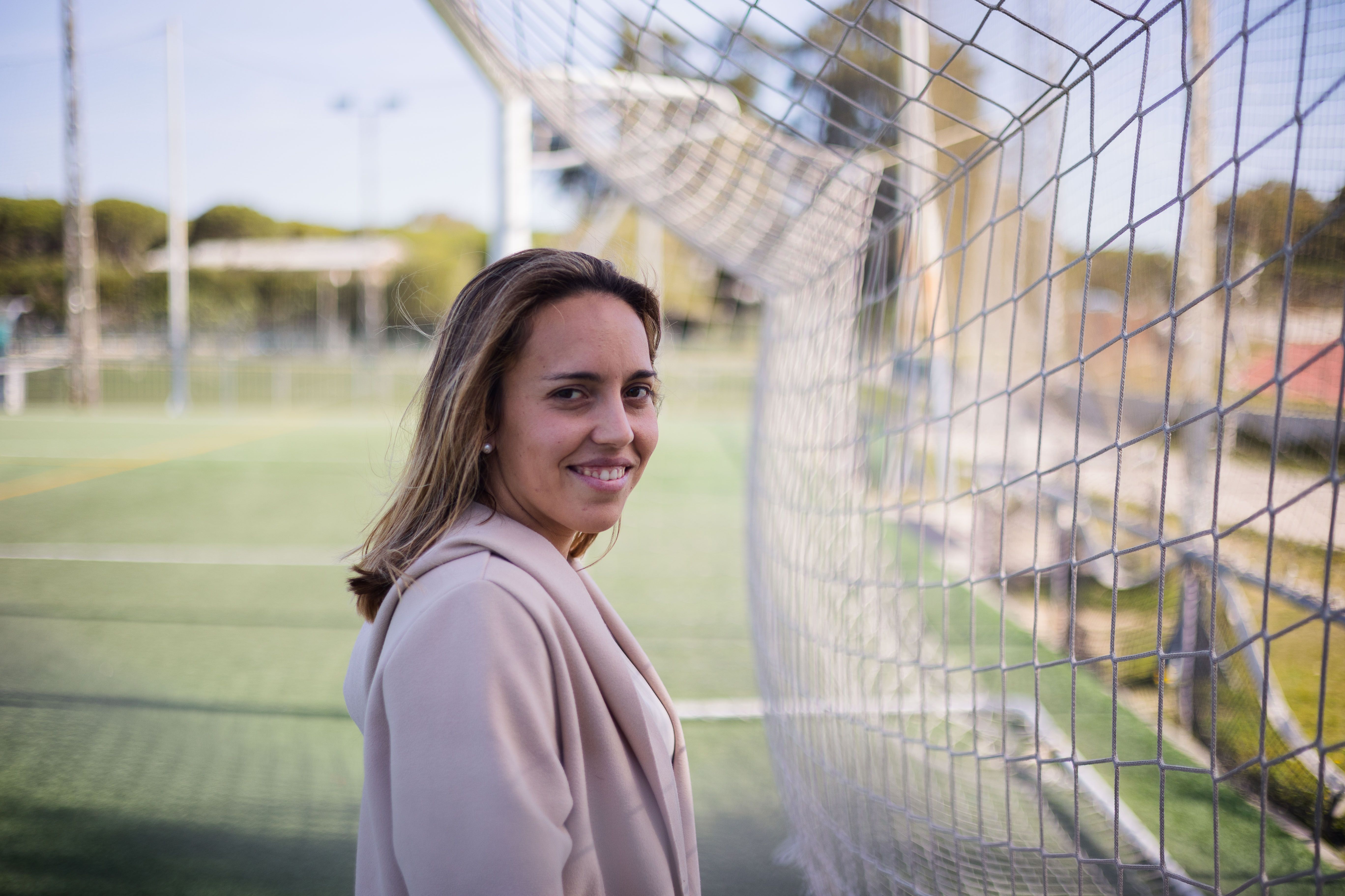 Andrea posa junto a una portería. 