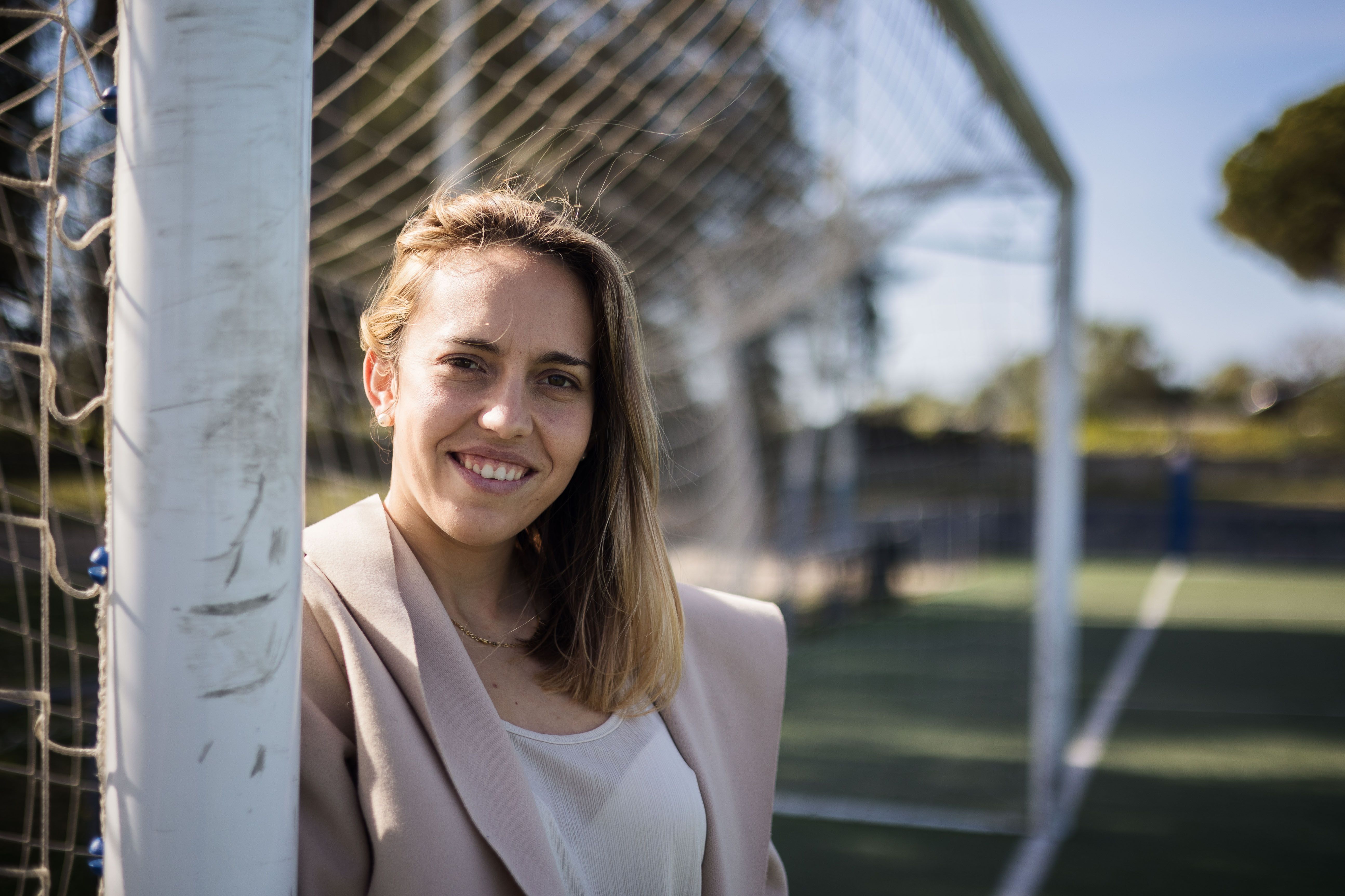 La portuense en uno de los campos donde ha arbitrado. 