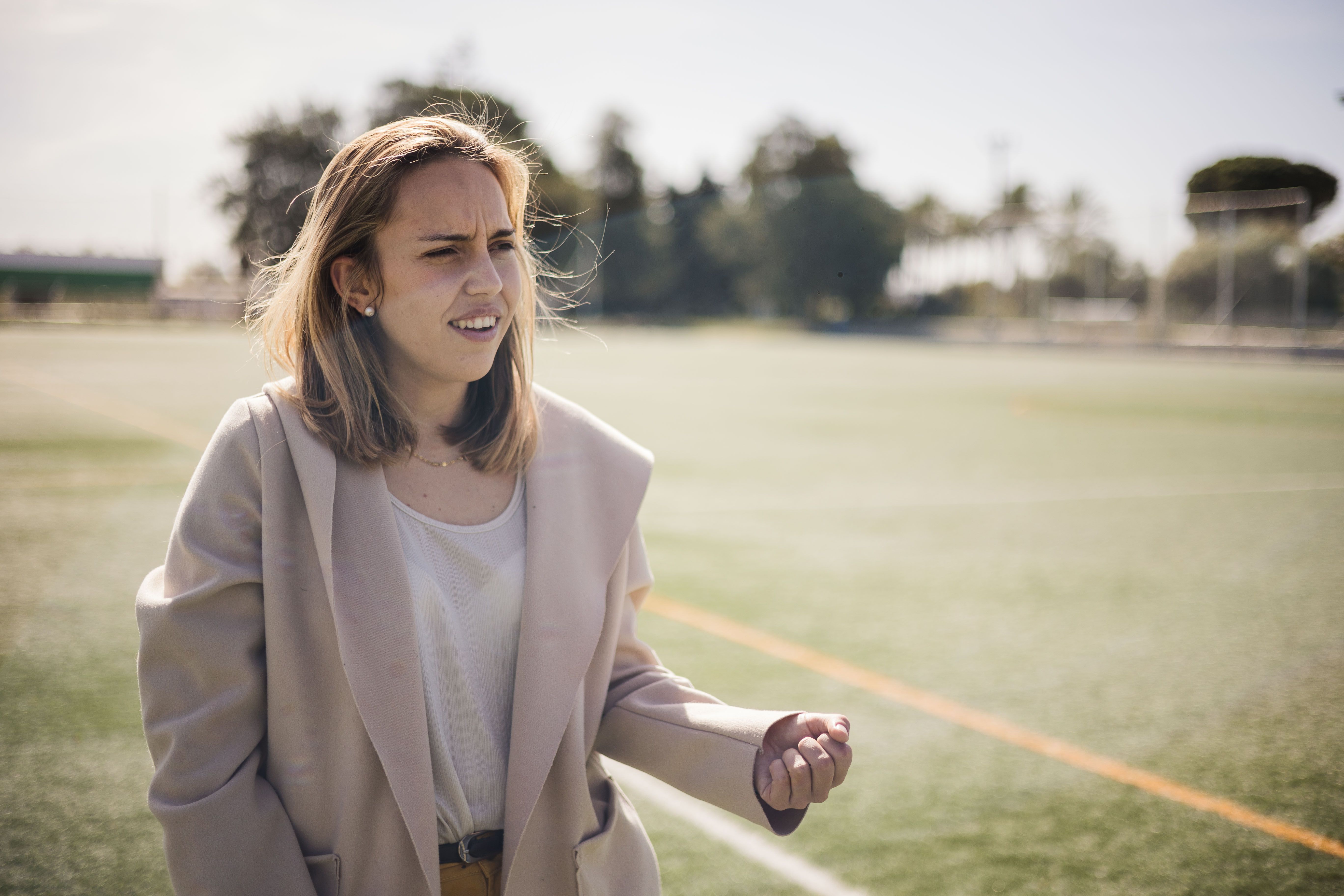 La joven está a punto de asistir a su primer pleno. 
