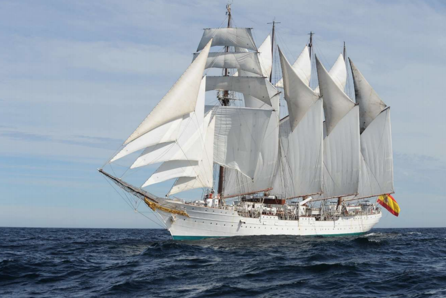 El buque escuela Elcano, con la “bandera 1519” del Explorers Club de Nueva York.