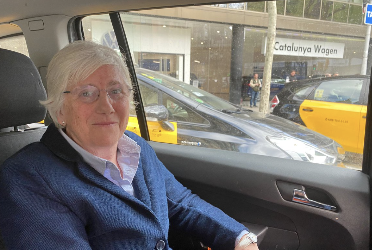 La exconsejera catalana Clara Ponsatí, en una foto subida por ella misma esta tarde en su cuenta de Twitter, regresa a Barcelona tras un lustro huida de la Justicia