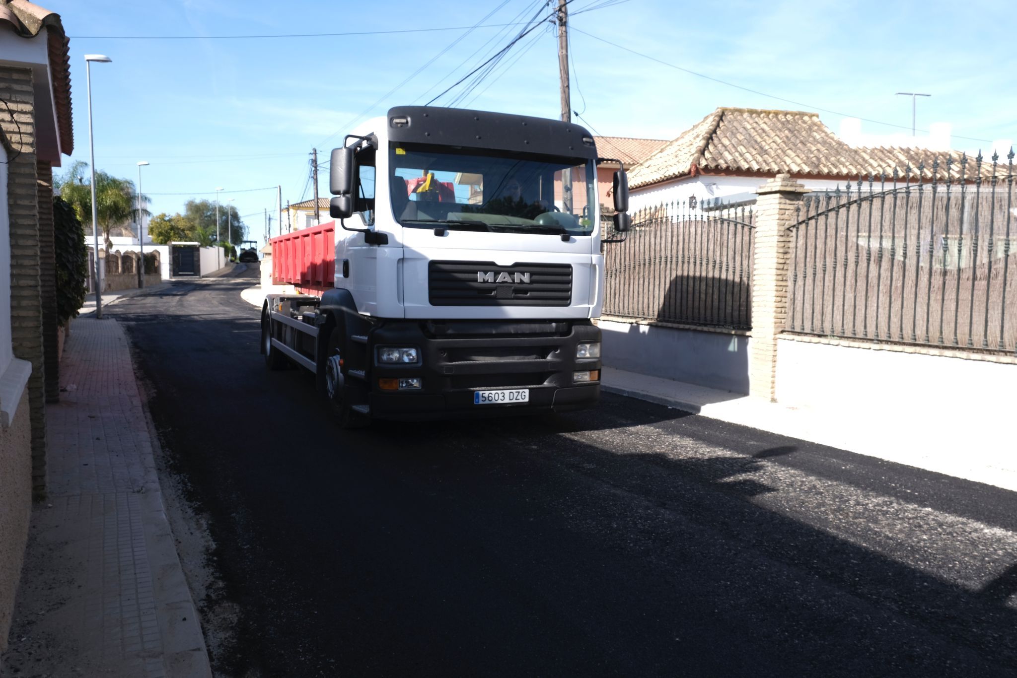 El Pleno de Sanlúcar aprueba una modificación presupuestaria de 250.000 euros. En la imagen, las obras de abastecimiento y saneamiento en la calle Andrés Carmelo Aznar.