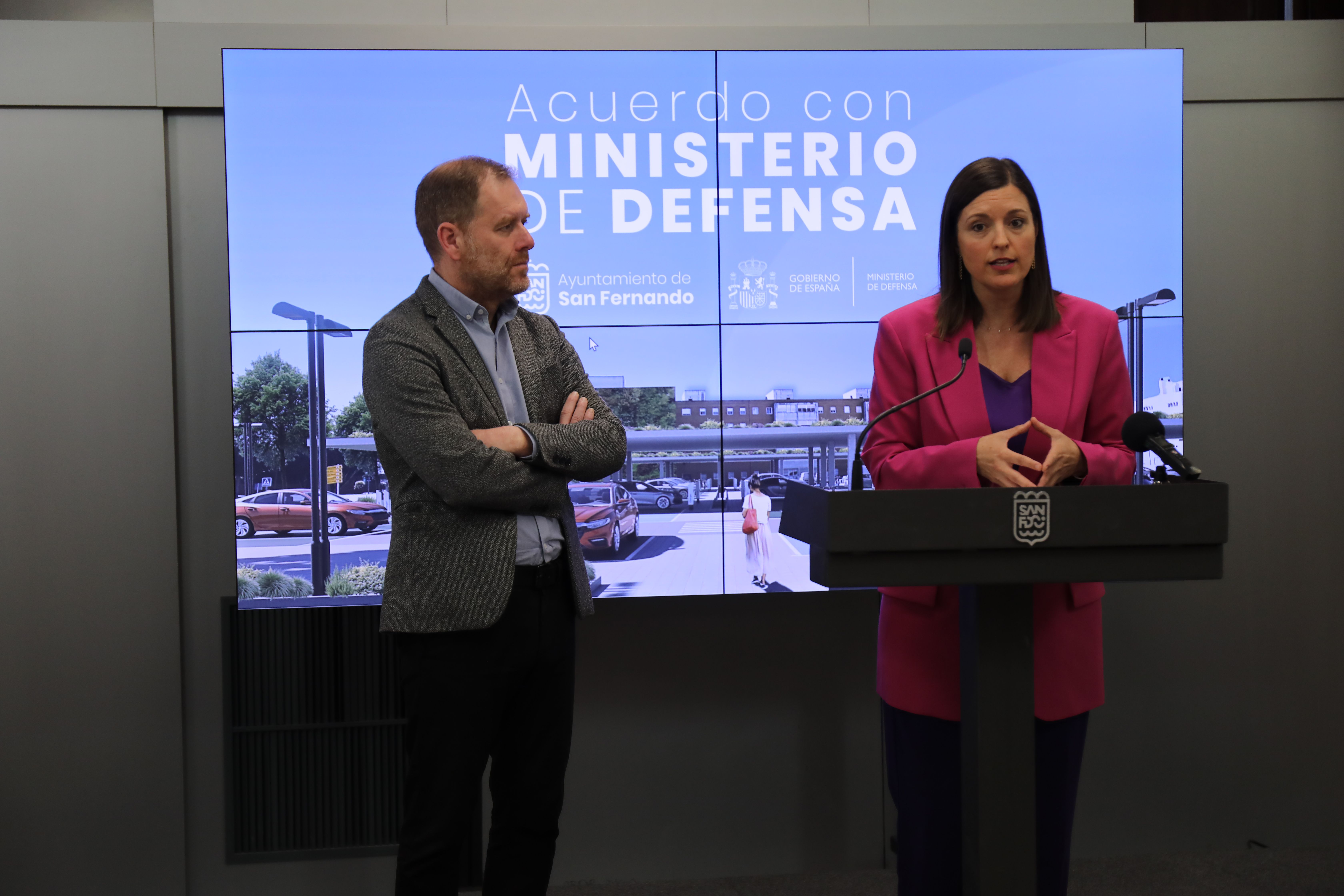 Patricia Cavada, alcaldesa de San Fernando, presentando el acuerdo con Defensa.
