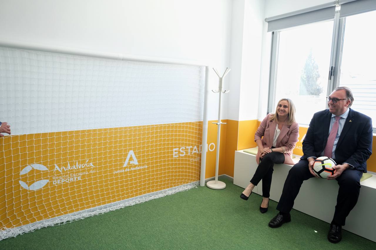 Arturo Bernal, consejero de Turismo, Cultura y Deporte de la Junta, con Marifrán Carazo.