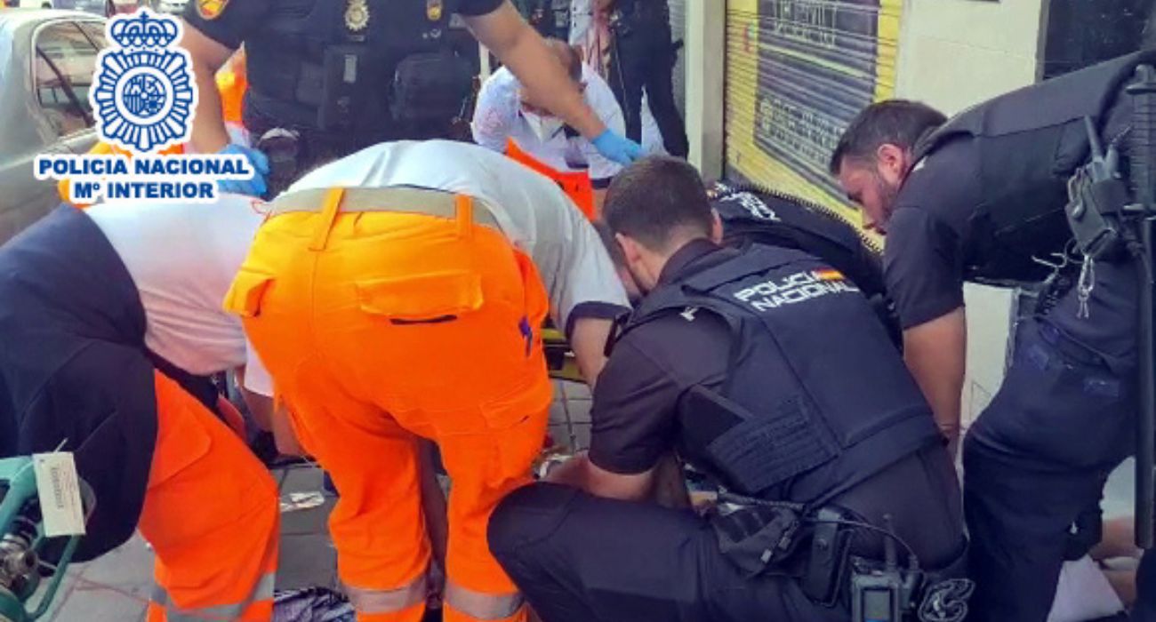 Una imagen en Valencia de la Policía Nacional y sanitarios.