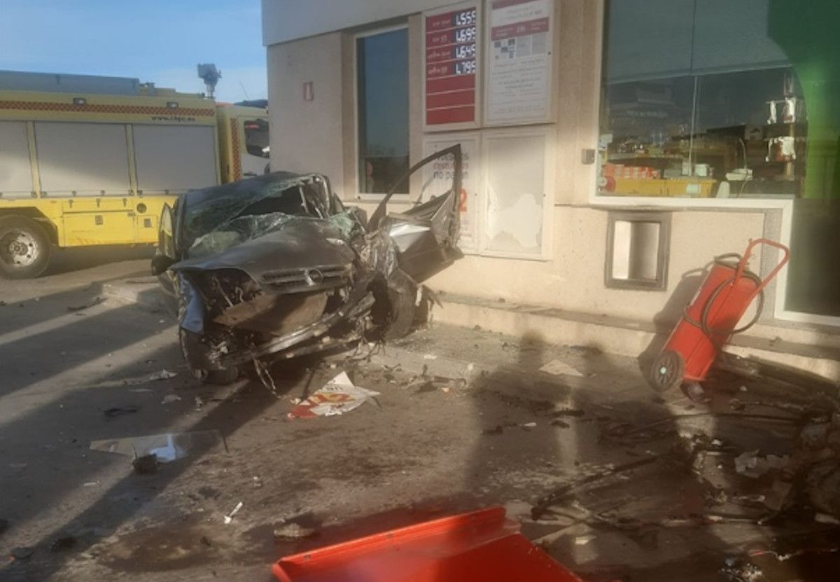 Coche empotrado contra una gasolinera en Jerez. 