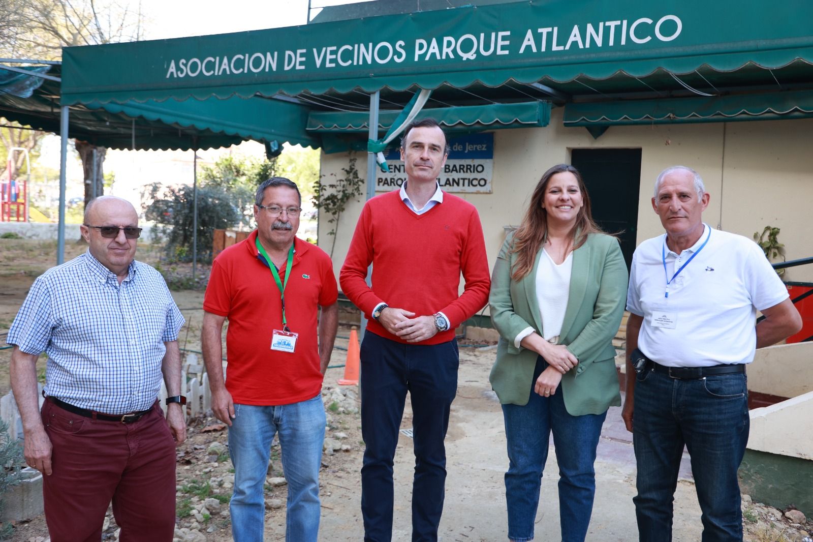 Manuel Méndez junto a responsables del colectivo vecino del Parque Atlántico