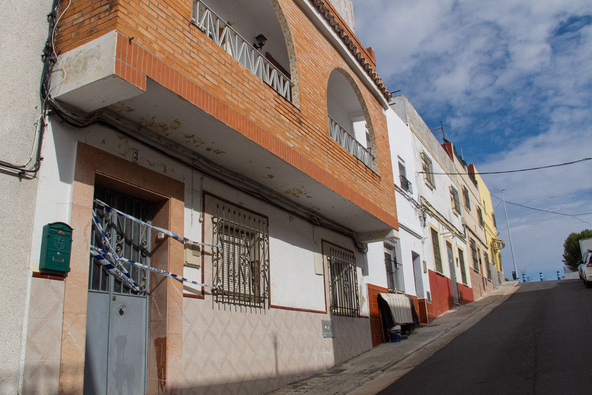Acceso a la vivienda, escena del parricidio del Agrimensor. FOTO: MANU GARCÍA