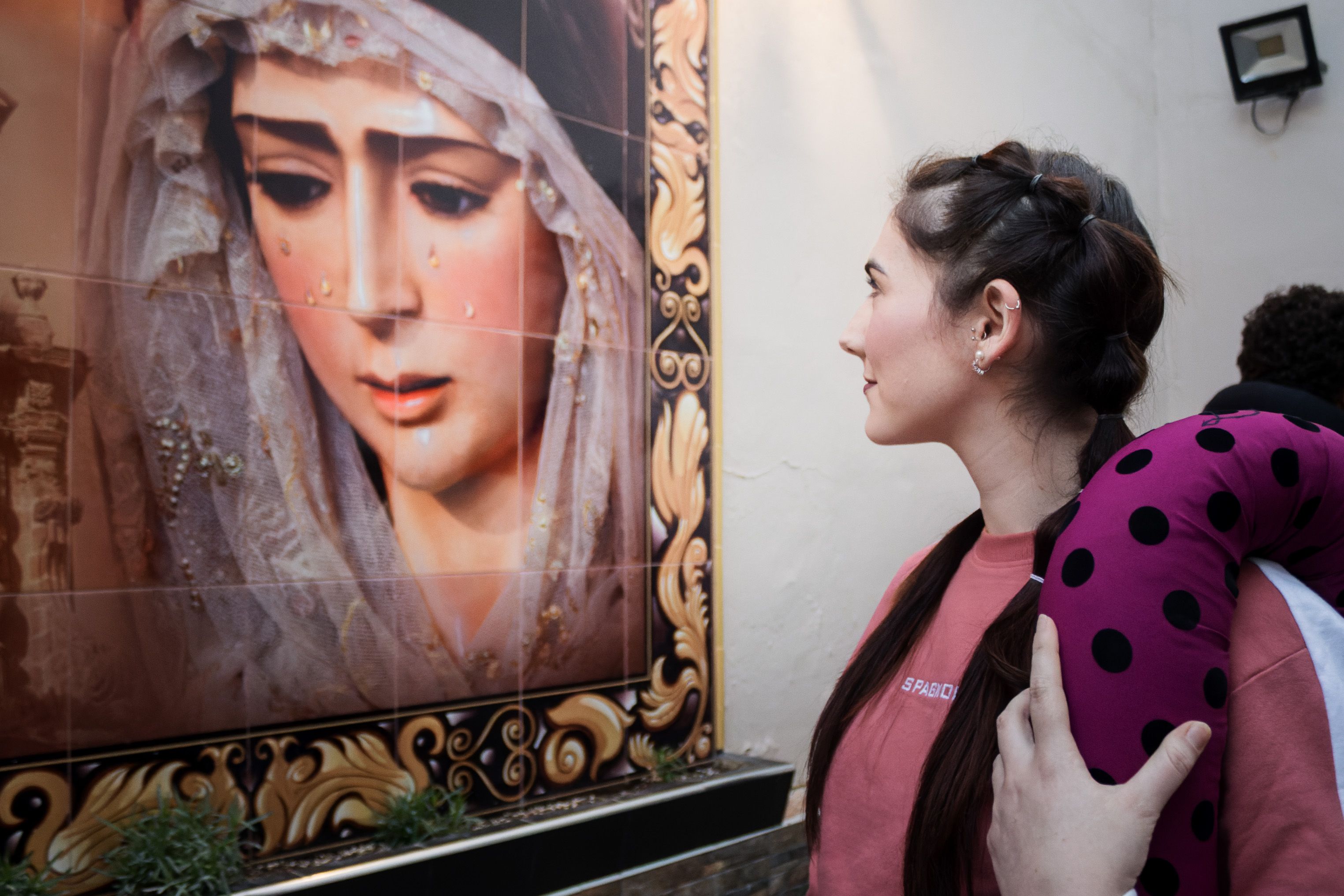 María mirando con devoción al Dulce Nombre.        CANDELA NUÑEZ