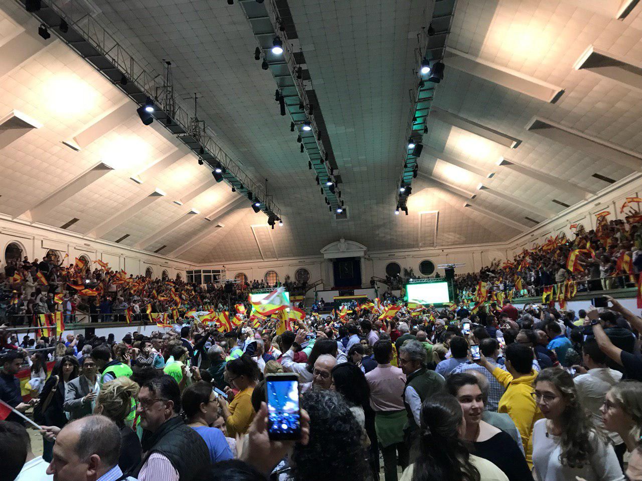 Momentos antes de empezar el mitin de Abascal en la Real Escuela.