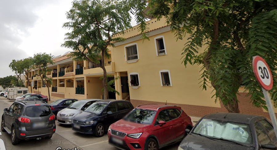 La calle de la vivienda desde la que saltó la chica en Torremolinos.