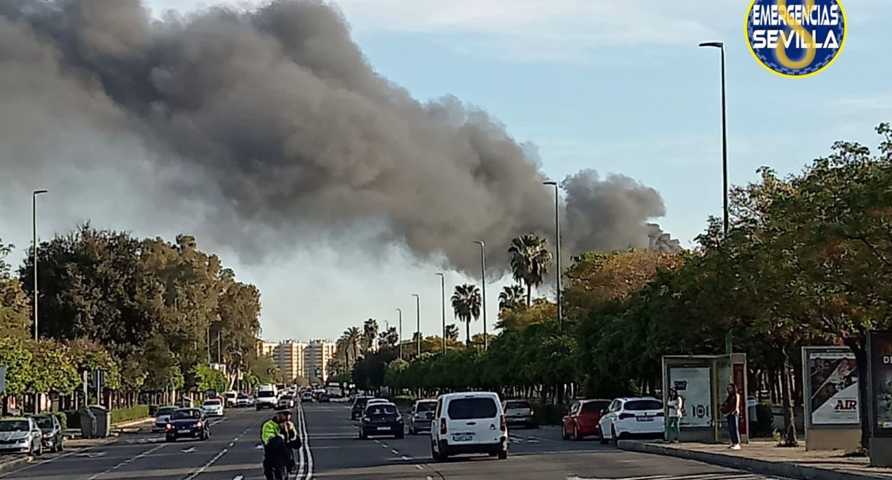 La gran humareda que ha dejado el incendio en una nave industrial en Sevilla.