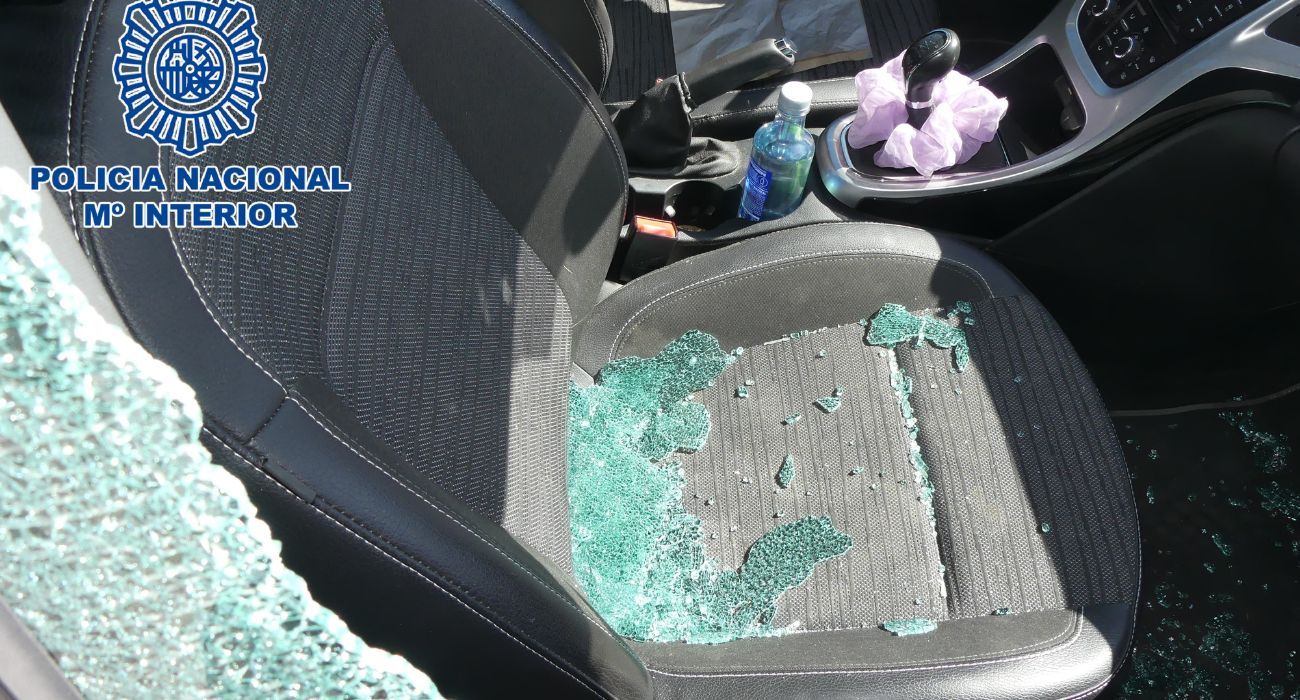 Imagen del interior de uno de los coches donde robó el joven detenido.