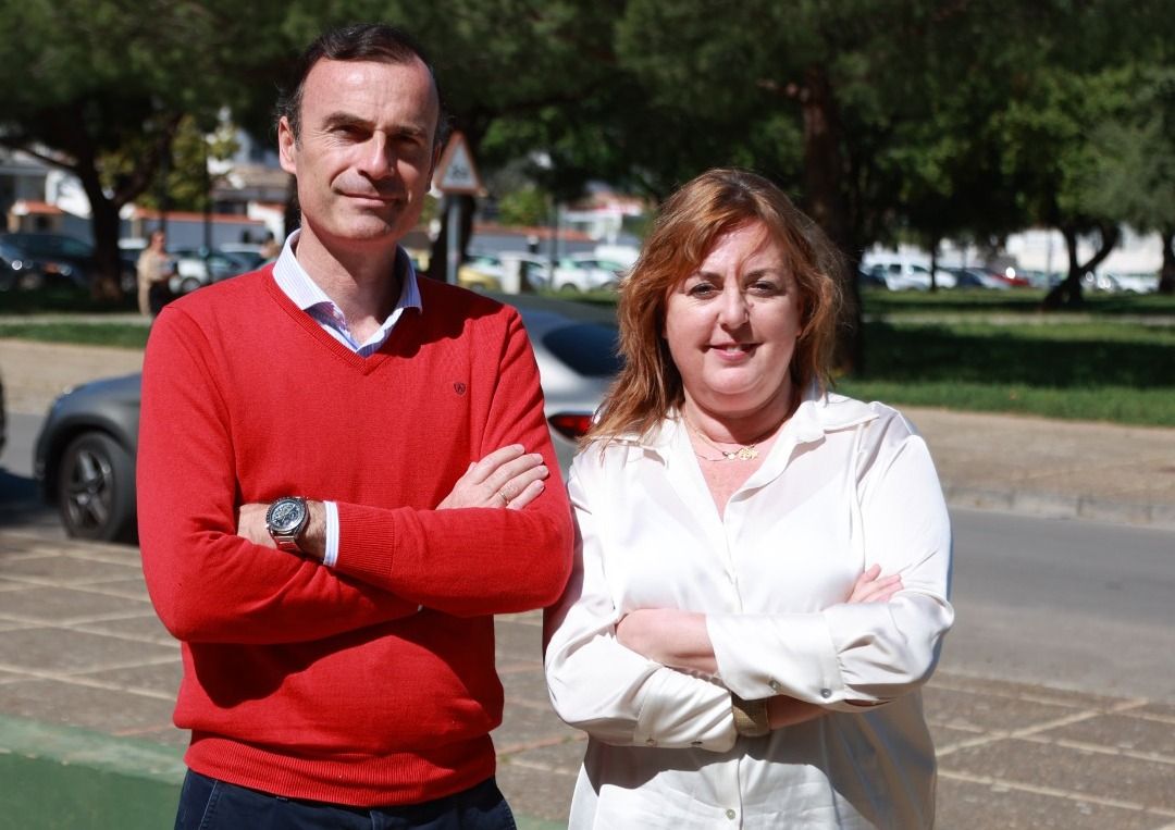 Manuel Méndez, candidato a la Alcaldía de Jerez de Cs, con Lola Vallespí.