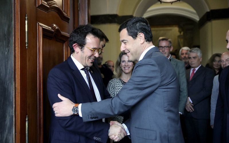 José María González y Juanma Moreno, en febrero pasado en la visita del presidente de la Junta al Ayuntamiento de Cádiz. En el centro de la imagen, Ana Mestre. FOTO: JUNTA