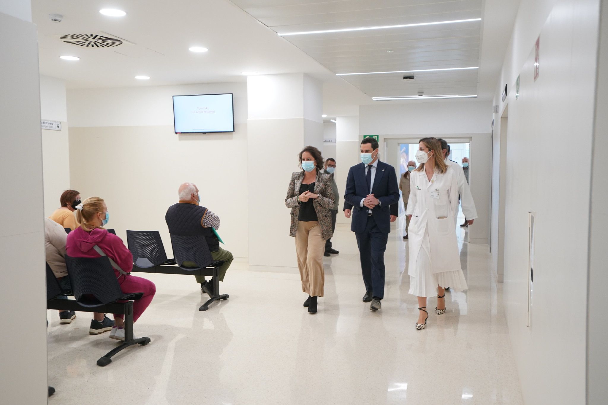 El presidente de la Junta, Juanma Moreno, con la consejera Catalina García, en el Hospital Doctor Muñoz Cariñanos.