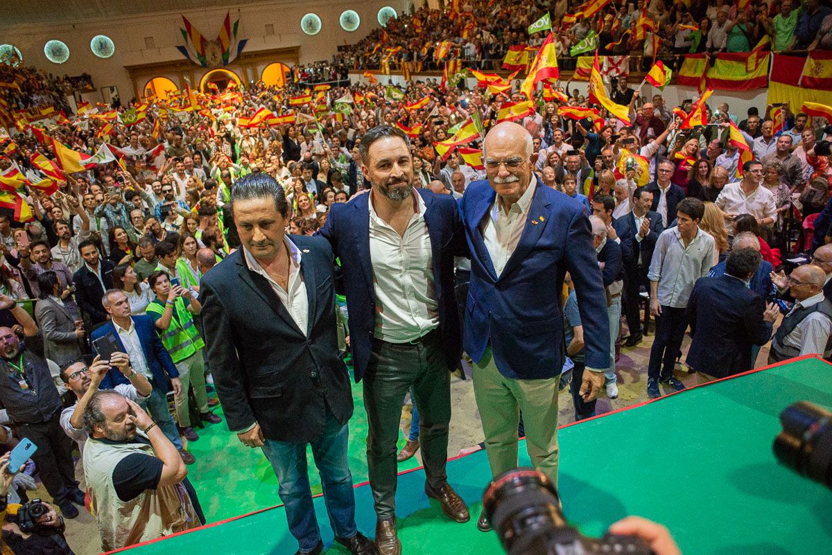 El ya ex presidente del comité provincial, Juan Manuel Sanz, junto a Santiago Abascal y Agustín Rosety, en un mitin en Jerez. FOTO: MANU GARCÍA
