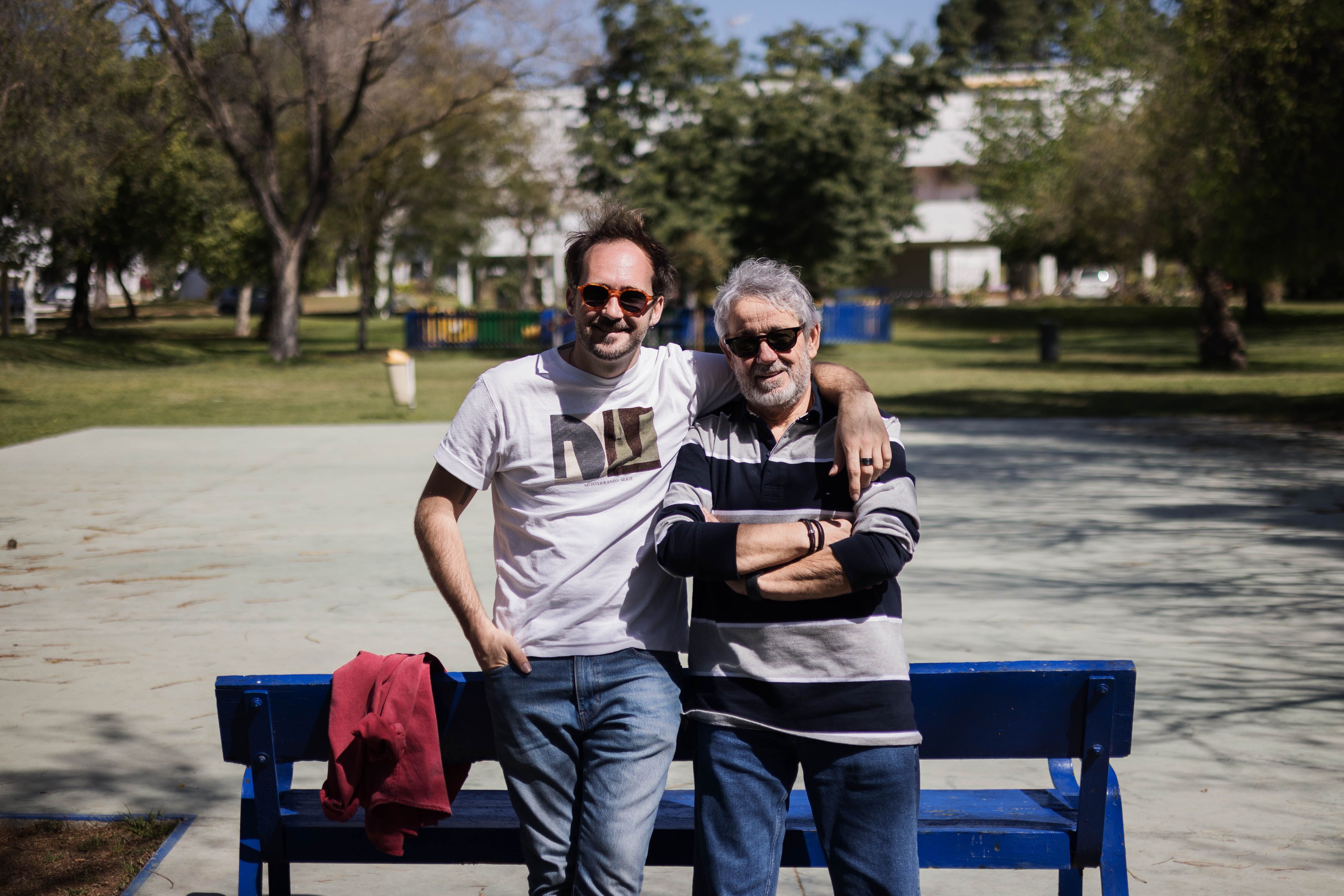 Manolo y Antonio en una de las zonas comunes del barrio. 