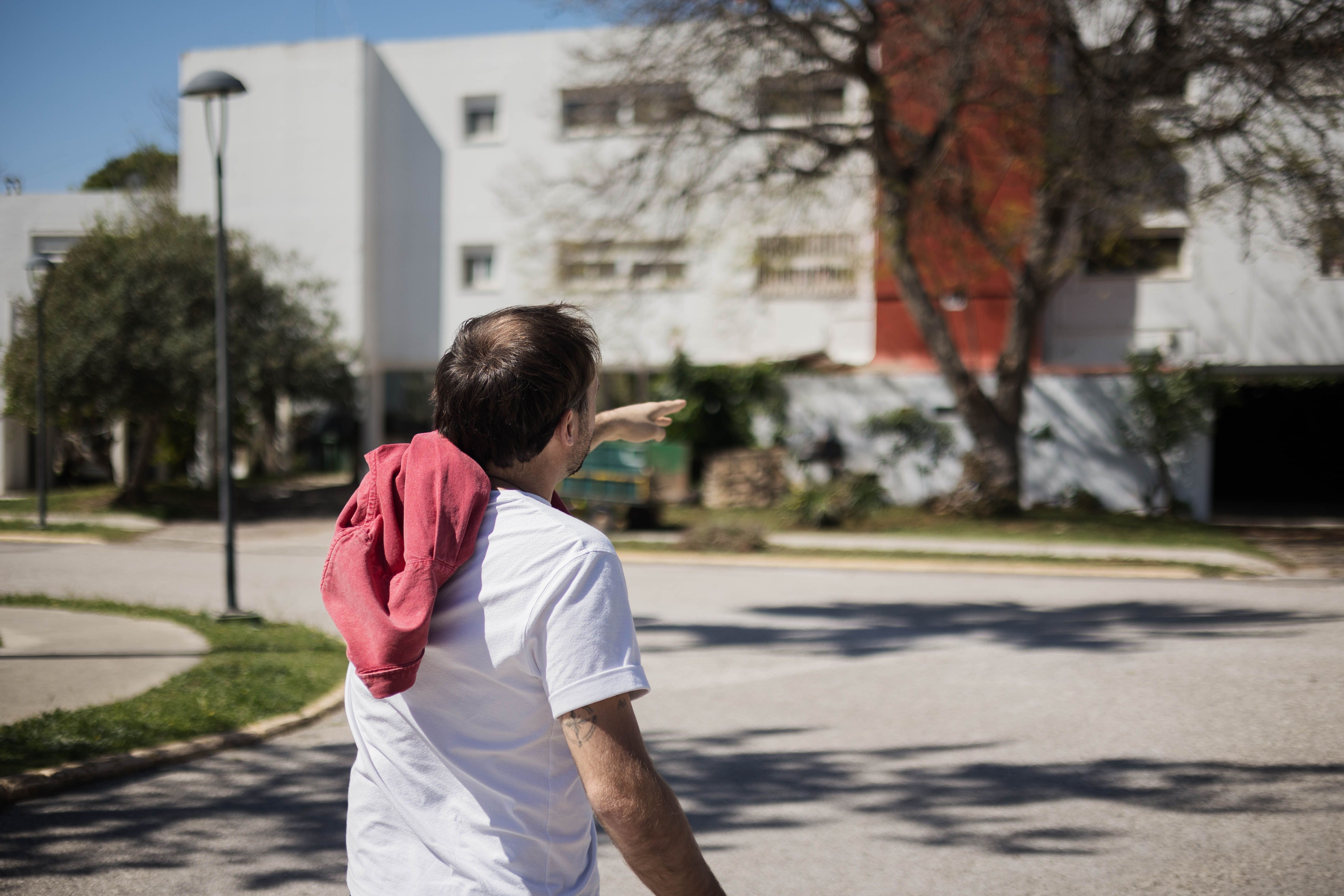 Manolo pasea por su barrio en El Puerto. 