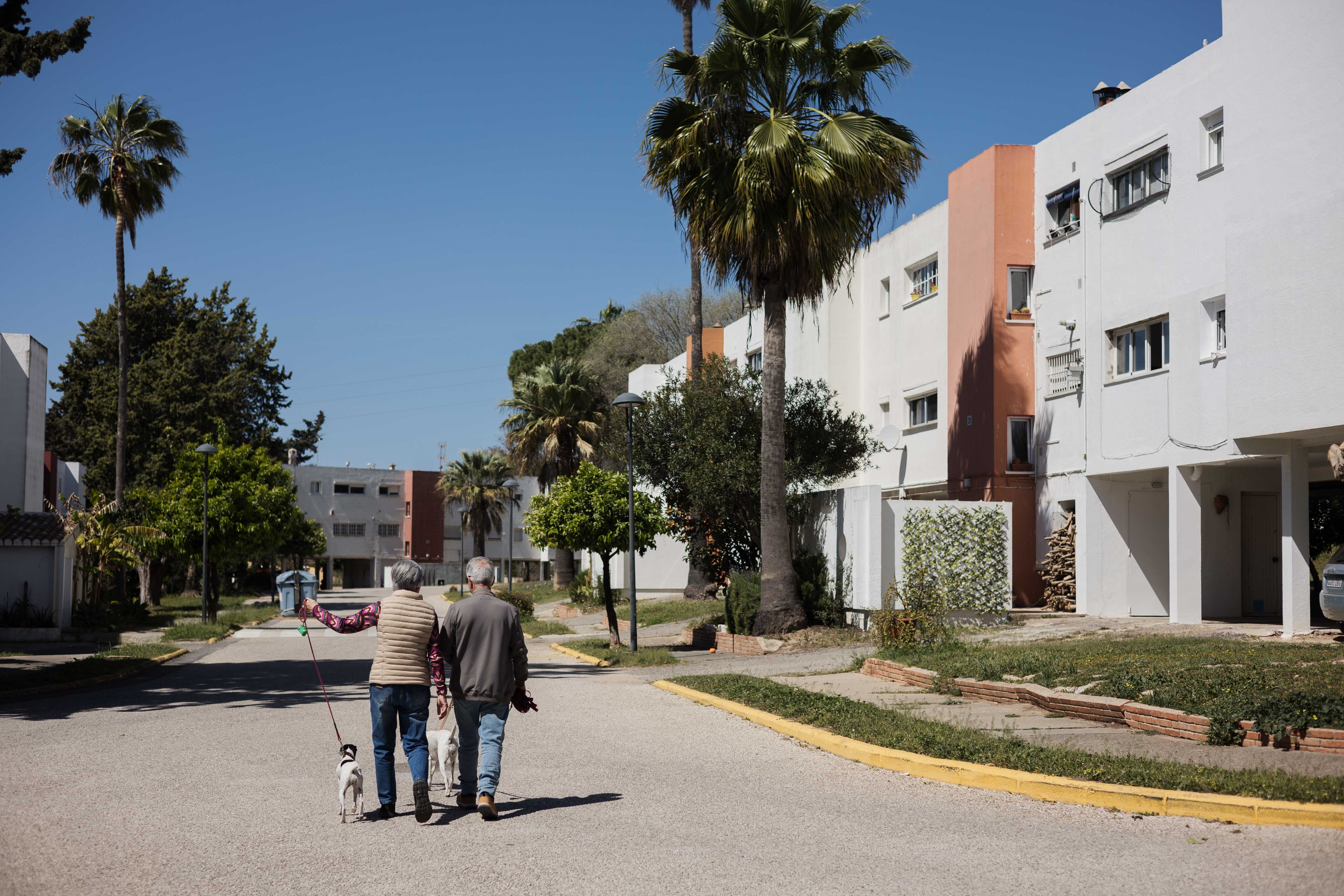 Pepe y Mariana pasean con su perro por la zona. 