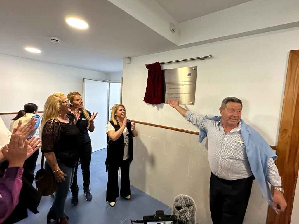 El nadador Manuel Mestre descubriendo la placa conmemorativa de la reinauguración de la piscina. 