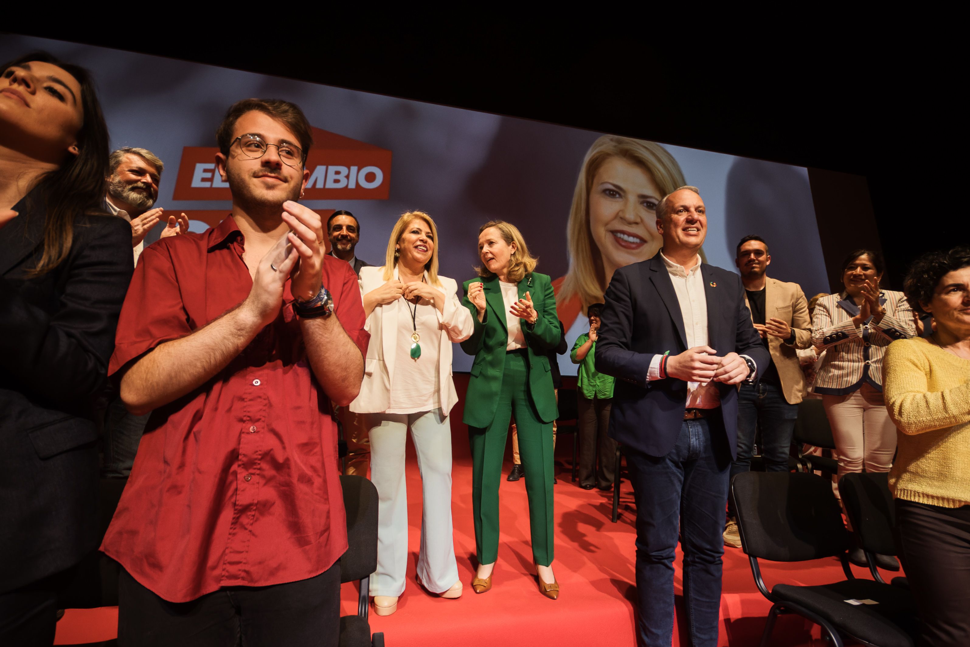 Mamen Sánchez, Nadia Calviño y Juan Carlos Ruiz Boix, con miembros de la lista del PSOE.   