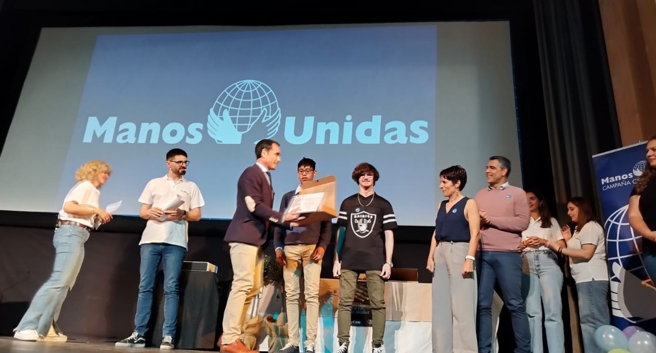 Momento en el que el Colegio de Sordos de Jerez es galardonado por Manos Unidas con el tercer puesto del Festival de Clipmetrajes.
