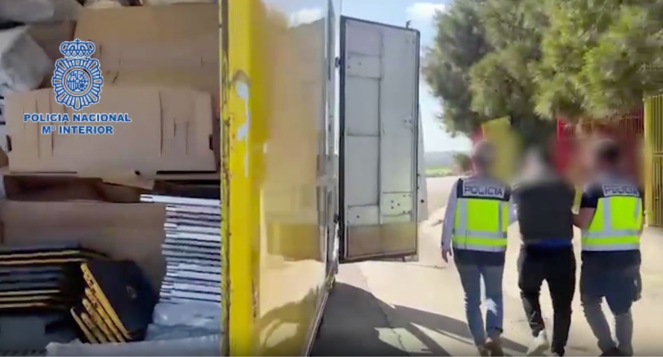 Uno de los detenidos, tras dar la Policía Nacional el alto a un camión en Jerez.