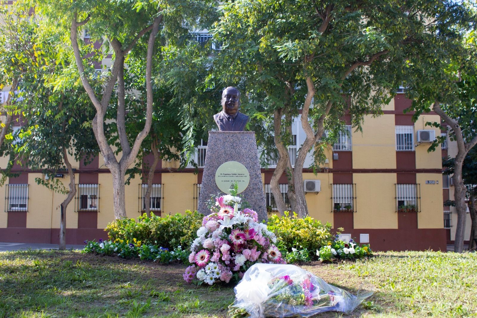 Busto que homenajea a Cayetano Roldán, último alcalde republicano, en La Isla.