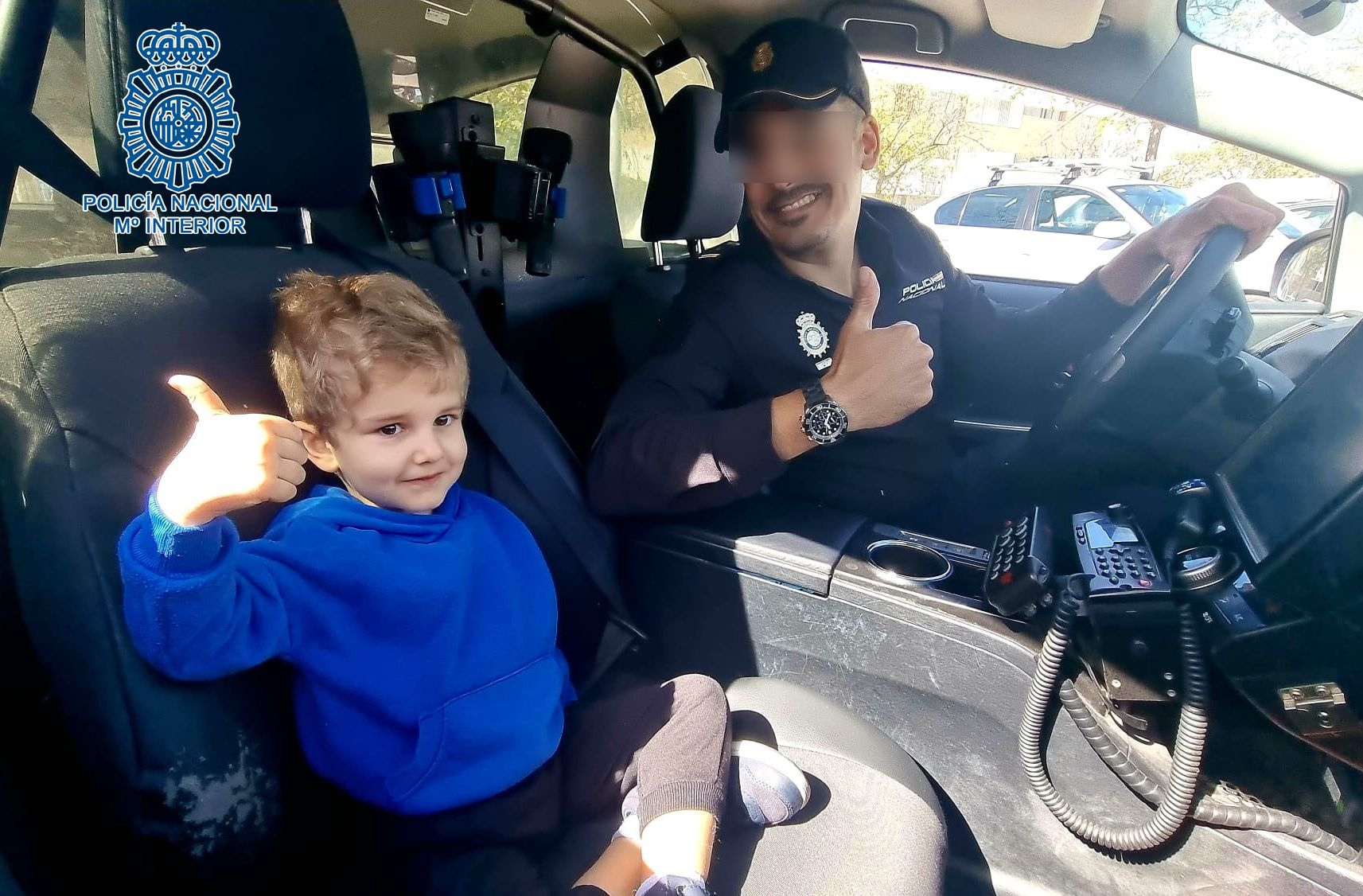 Uno de los pequeños de Jerez que ha recibido la visita especial de agentes de la Policía Nacional.
