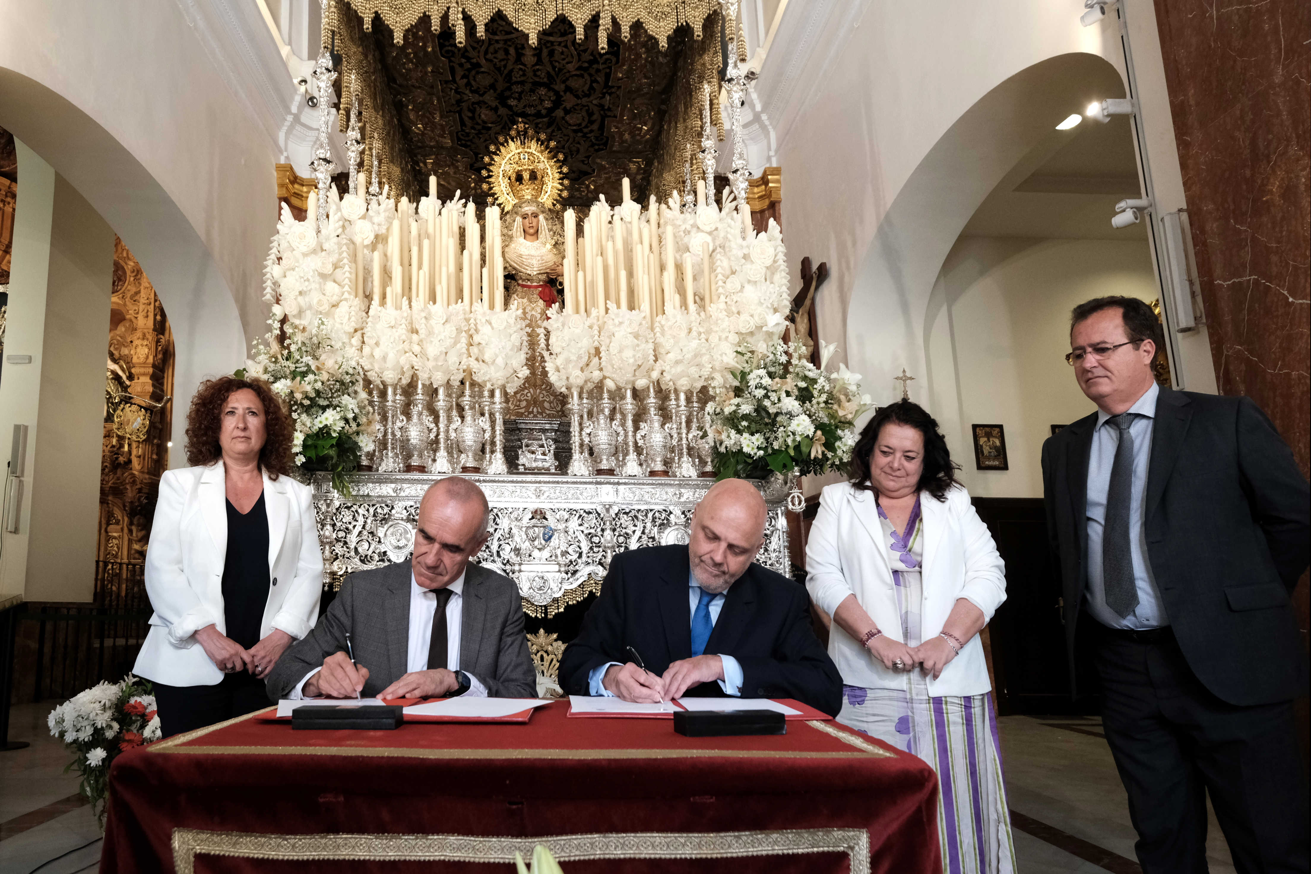 Alcalde y hermano mayor firmando el acuerdo aprobado para la ampliación del TDHA ante el paso de palio de La Esperanza preparado para la Madrugada. 