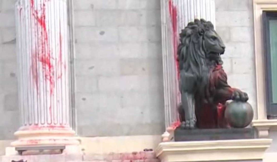 Leones del Congreso de los Diputados con pintura roja. RTVE