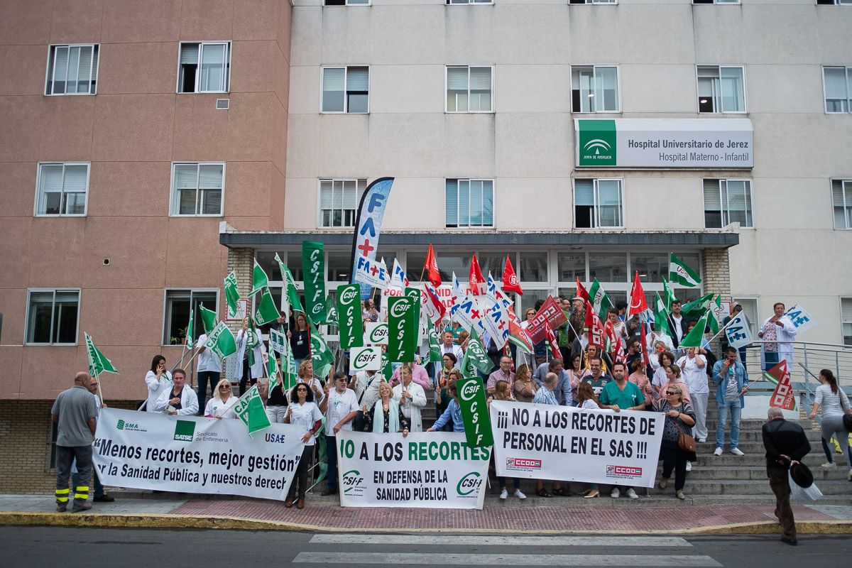 Manifestación en el Hospital de Jerez contra los recortes del SAS. FOTO: MANU GARCÍA