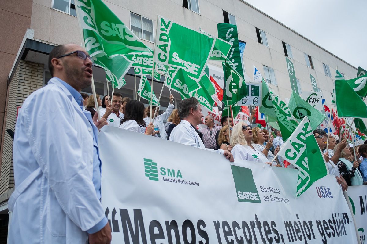 Concentración en el Hospital de Jerez por la precariedad y la escasez de recursos humanos. FOTO: MANU GARCÍA