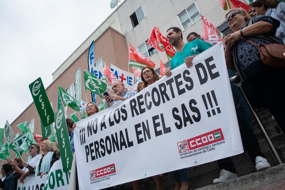 Un momento de la pasada concentración en el Hospital de Jerez contra los recortes de personal. FOTO: MANU GARCÍA